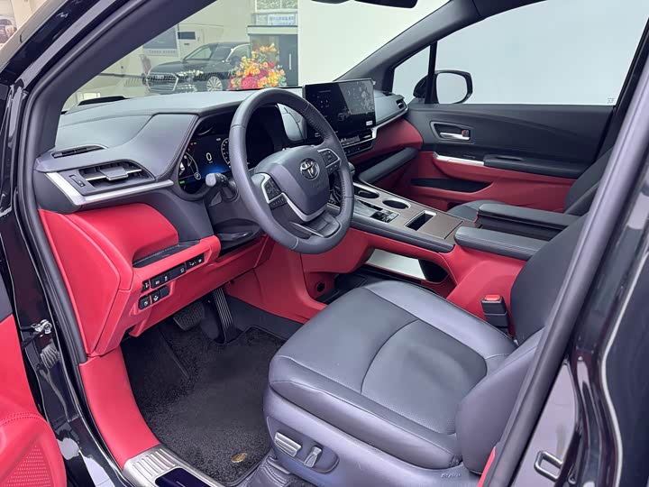 Фото 4 - Toyota Granvia