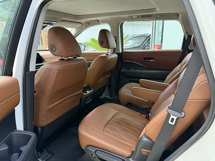 Photo 2 - Nissan Pathfinder