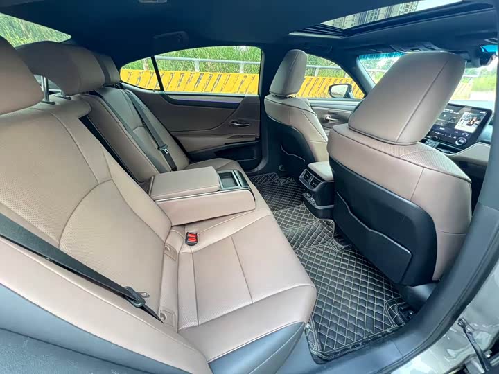 Фото 7 - Lexus ES