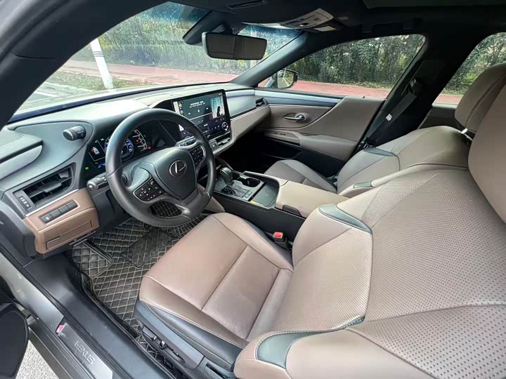 Фото 9 - Lexus ES