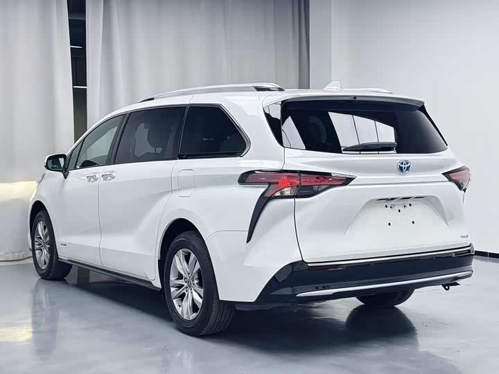 Фото 7 - Toyota Sienna