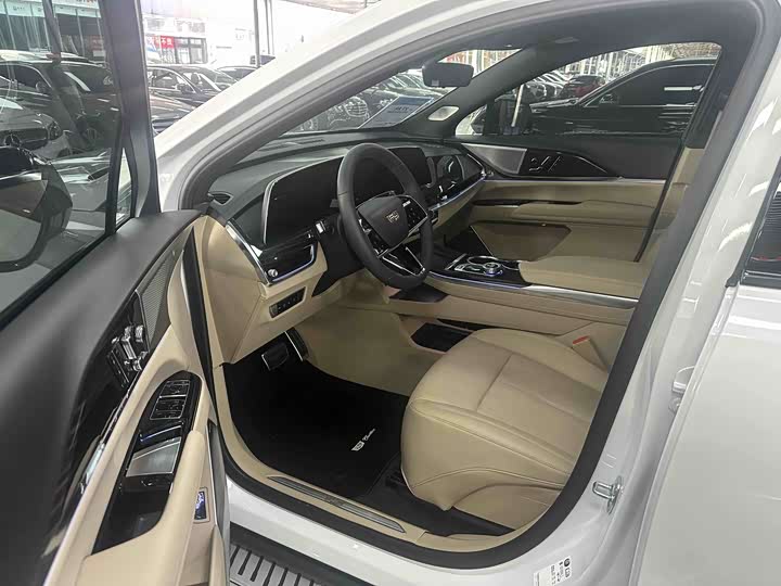 Фото 6 - Cadillac XT5