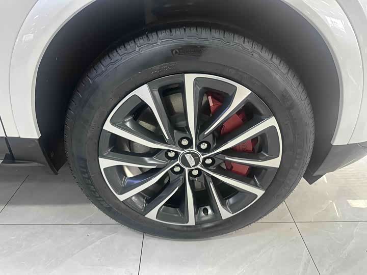 Фото 9 - Cadillac XT5