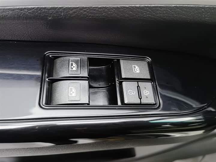 Фото 9 - Dongfeng Forthing Lingzhi M5