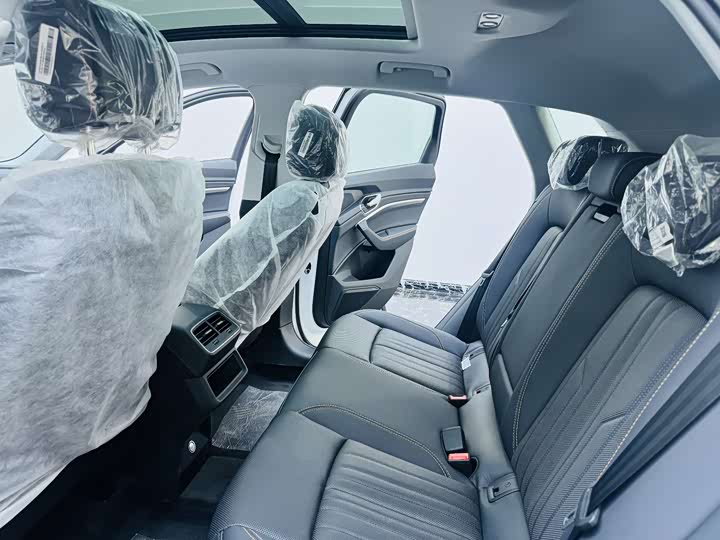 Фото 5 - Audi e-tron