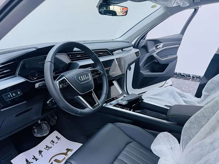 Фото 8 - Audi e-tron