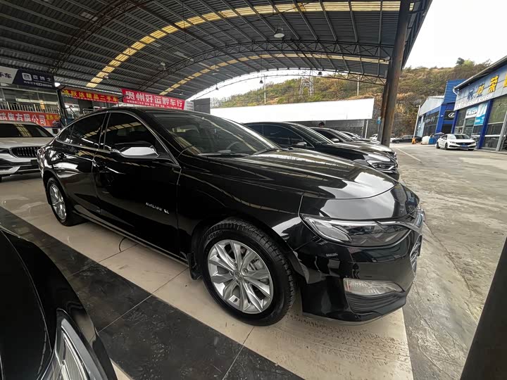 Photo 4 - Chevrolet Malibu XL