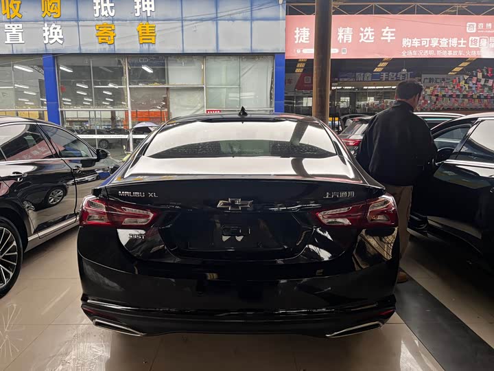 Photo 6 - Chevrolet Malibu XL