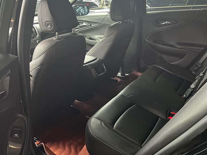 Photo 8 - Chevrolet Malibu XL