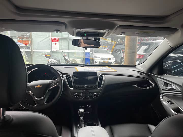 Photo 9 - Chevrolet Malibu XL