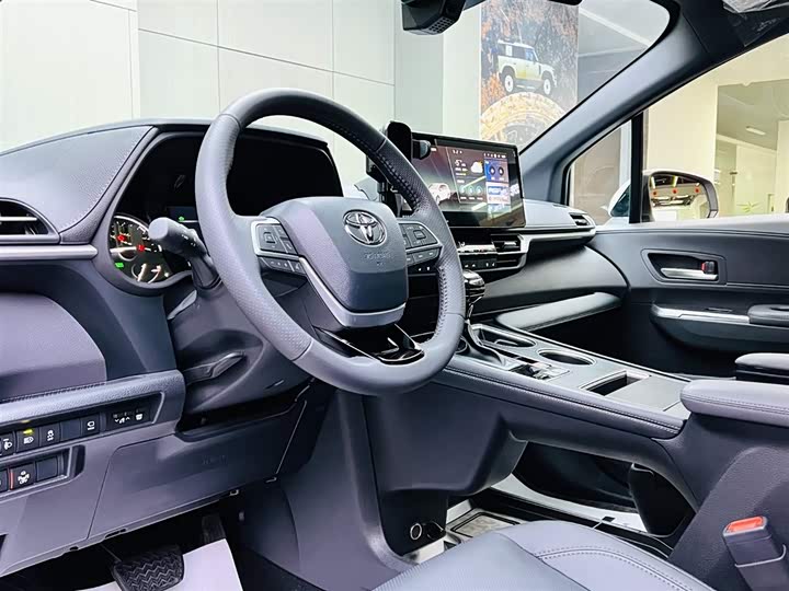 Фото 8 - Toyota Sienna