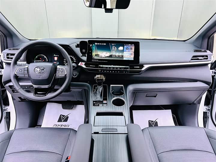 Фото 9 - Toyota Sienna