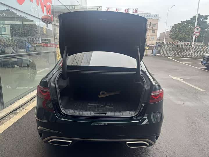 Photo 5 - Jaguar XF L