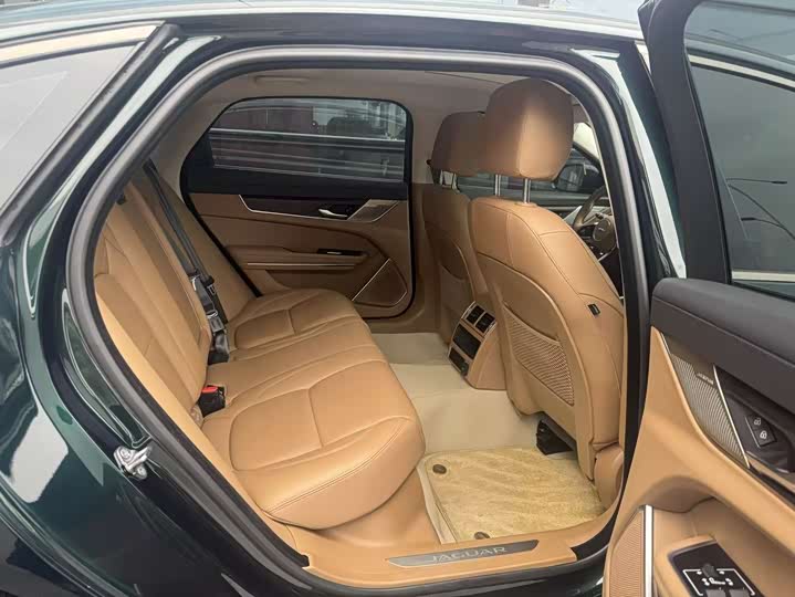 Photo 6 - Jaguar XF L