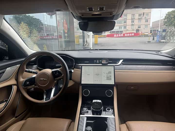 Photo 8 - Jaguar XF L