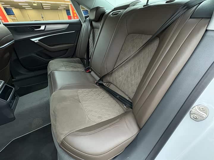 Фото 7 - Audi A7L