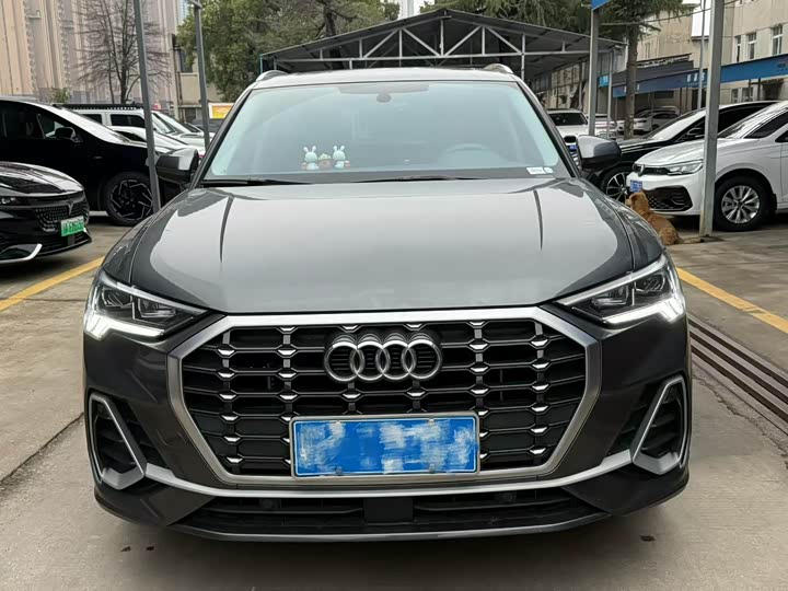 Photo 2 - Audi Q3