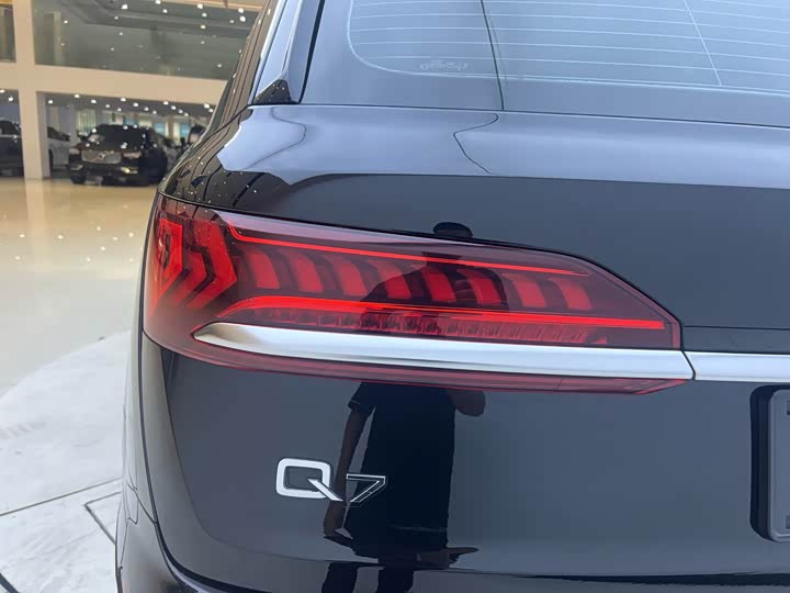 Фото 8 - Audi Q7