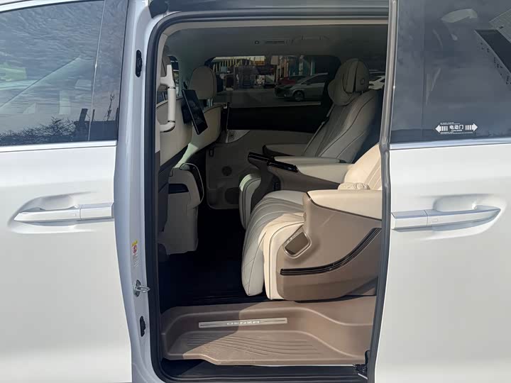 Фото 3 - Denza D9