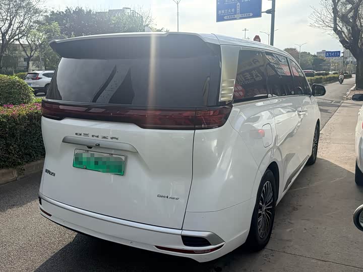 Фото 5 - Denza D9