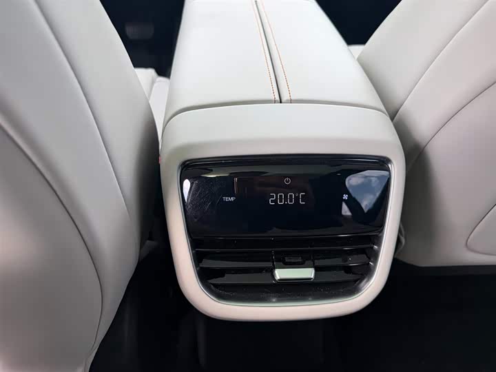 Фото 9 - Changan Deepal SL03