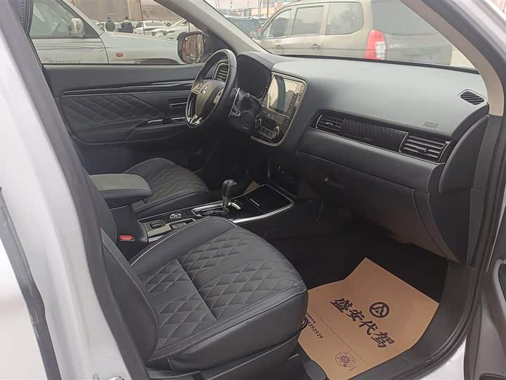 Фото 8 - Mitsubishi Outlander