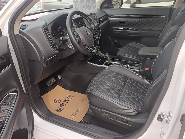 Фото 9 - Mitsubishi Outlander