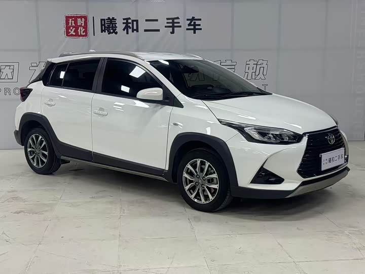 Фото 3 - Toyota Yaris L Hatchback