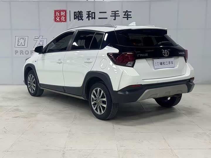 Фото 4 - Toyota Yaris L Hatchback