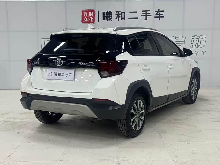 Фото 6 - Toyota Yaris L Hatchback