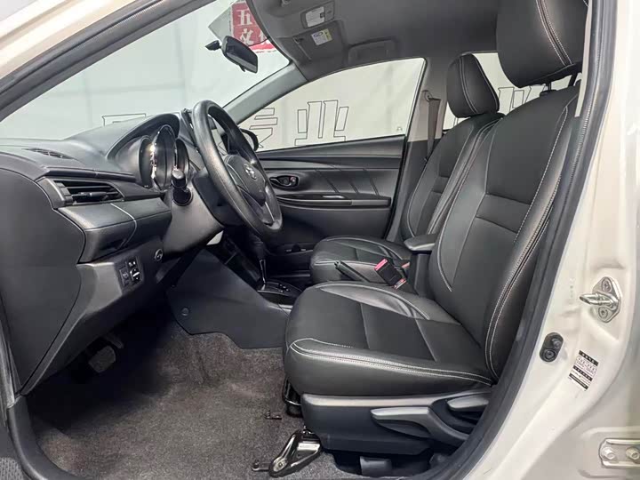 Фото 8 - Toyota Yaris L Hatchback