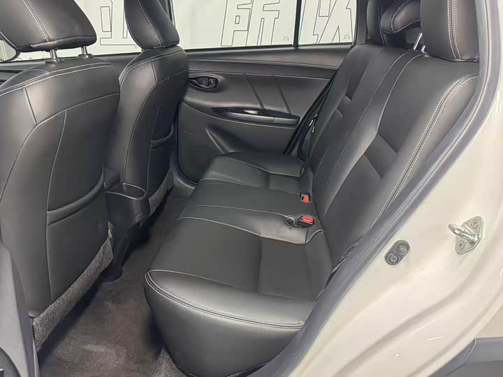 Фото 9 - Toyota Yaris L Hatchback