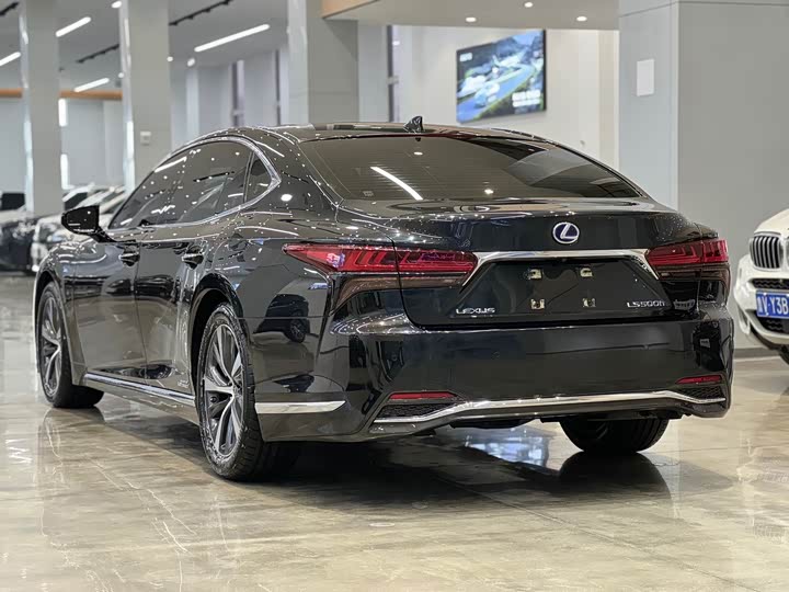 Фото 6 - Lexus LS