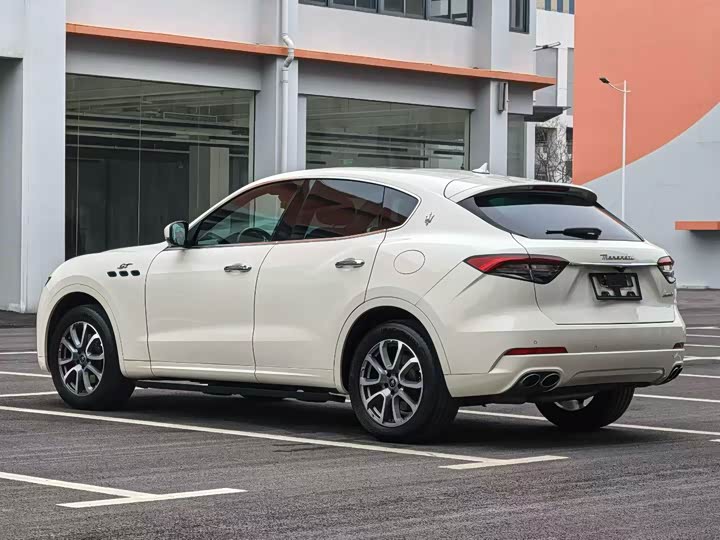 Photo 3 - Maserati Levante