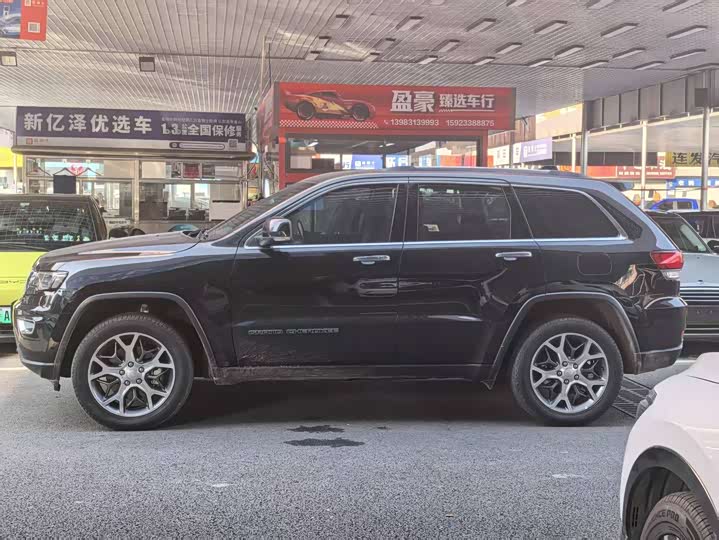 Фото 3 - Jeep Grand Cherokee