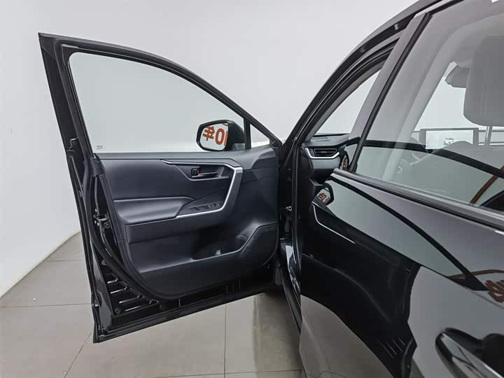 Photo 8 - Toyota RAV4