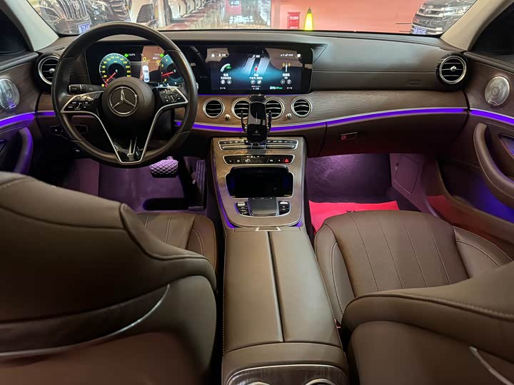 Photo 8 - Mercedes-Benz E-Class