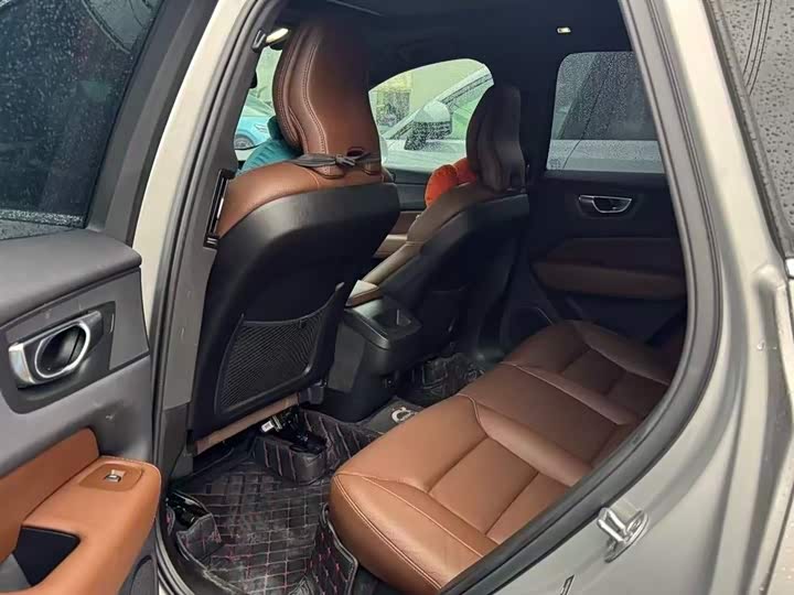 Фото 4 - Volvo XC60