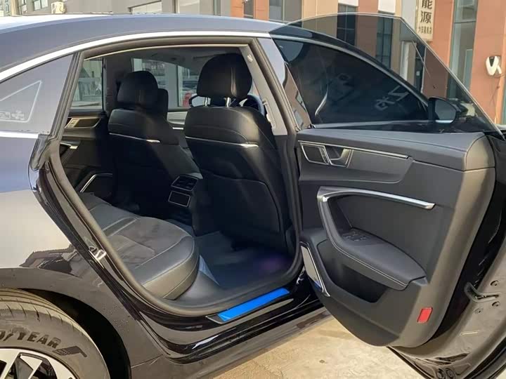 Фото 7 - Audi A7L