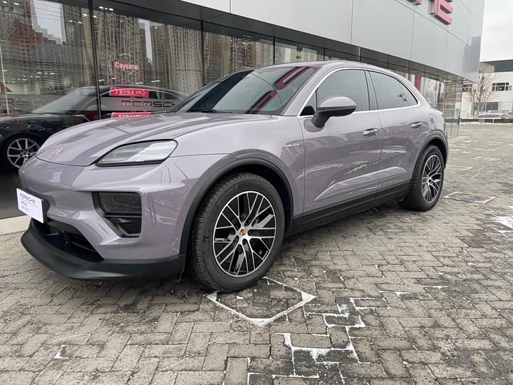 Фото 2 - Porsche Macan EV