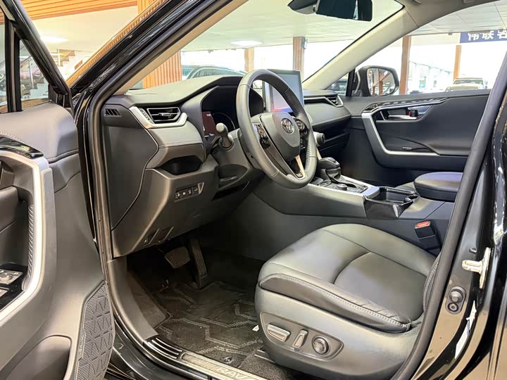 Фото 4 - Toyota RAV4