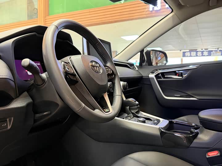 Фото 5 - Toyota RAV4