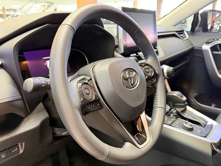 Фото 6 - Toyota RAV4