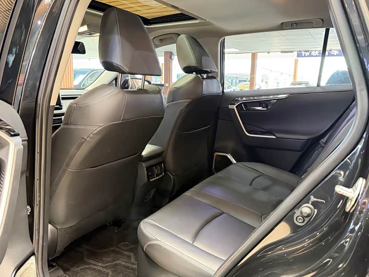 Фото 7 - Toyota RAV4