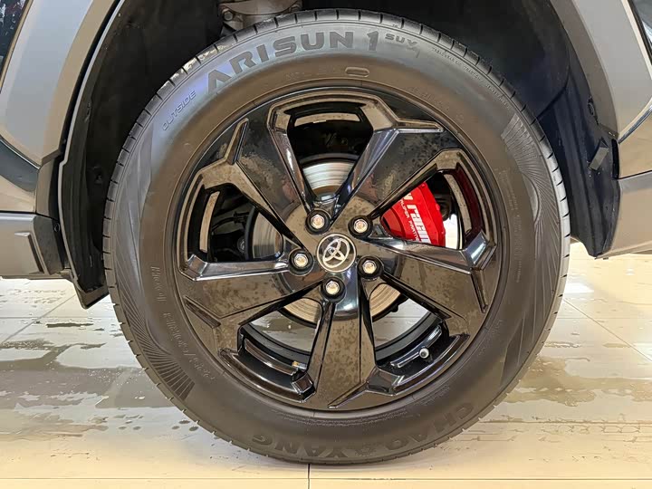 Фото 8 - Toyota RAV4