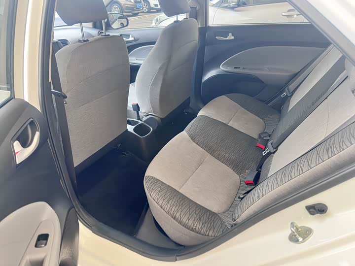 Фото 6 - Kia Pegas