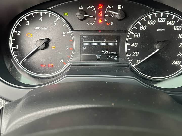 Фото 2 - Nissan Tiida