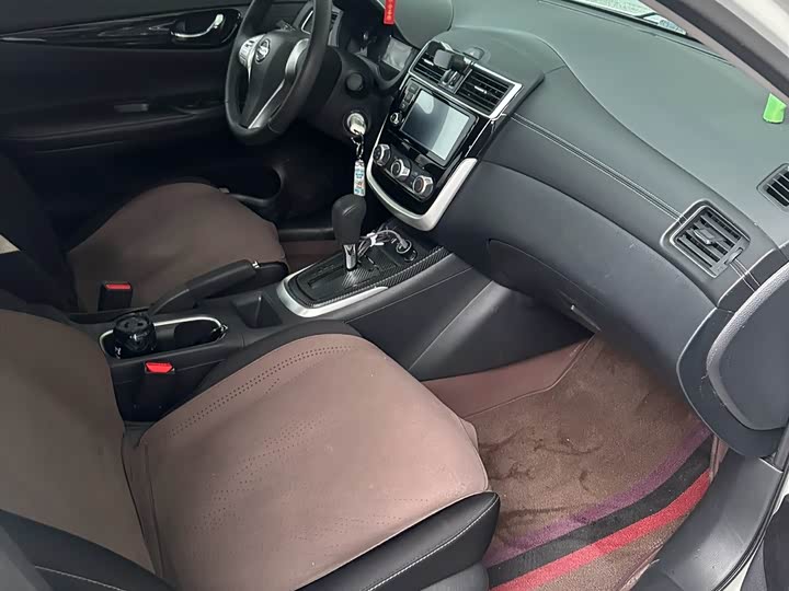 Фото 3 - Nissan Tiida