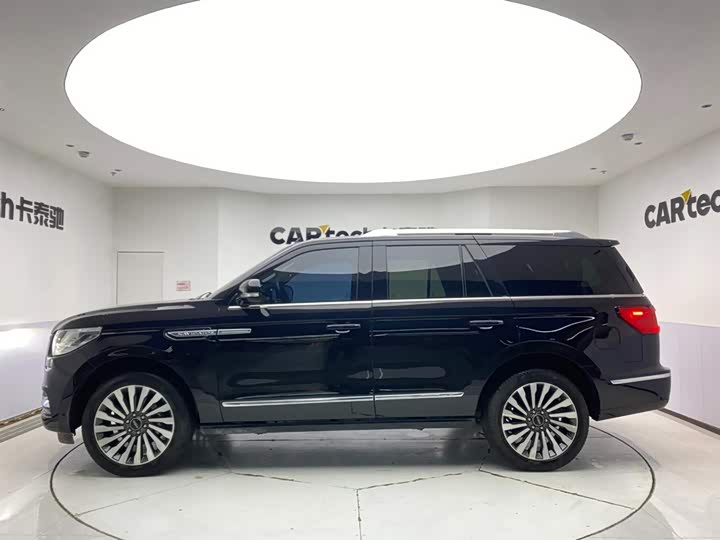 Фото 8 - Lincoln Navigator