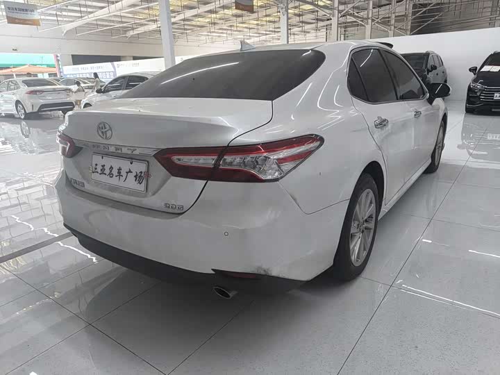 Фото 6 - Toyota Camry